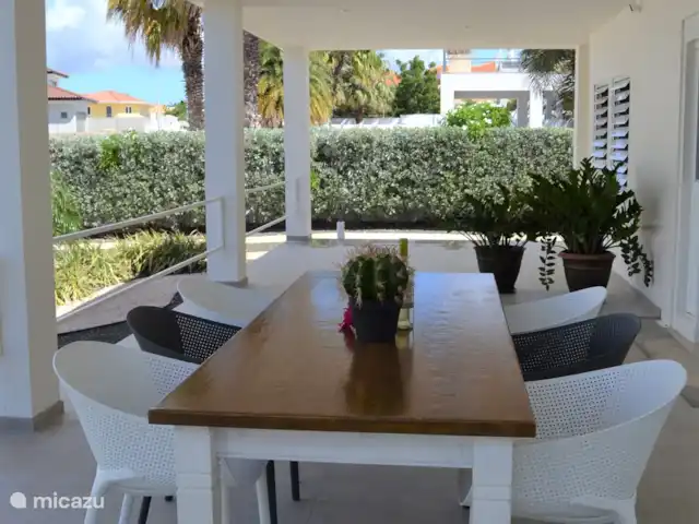 Villa Gigimomo huren in Curaçao, Banda Ariba (oost), Vista Royal - villa Voorzijde woning met 6 persoons tafel en loungebank
