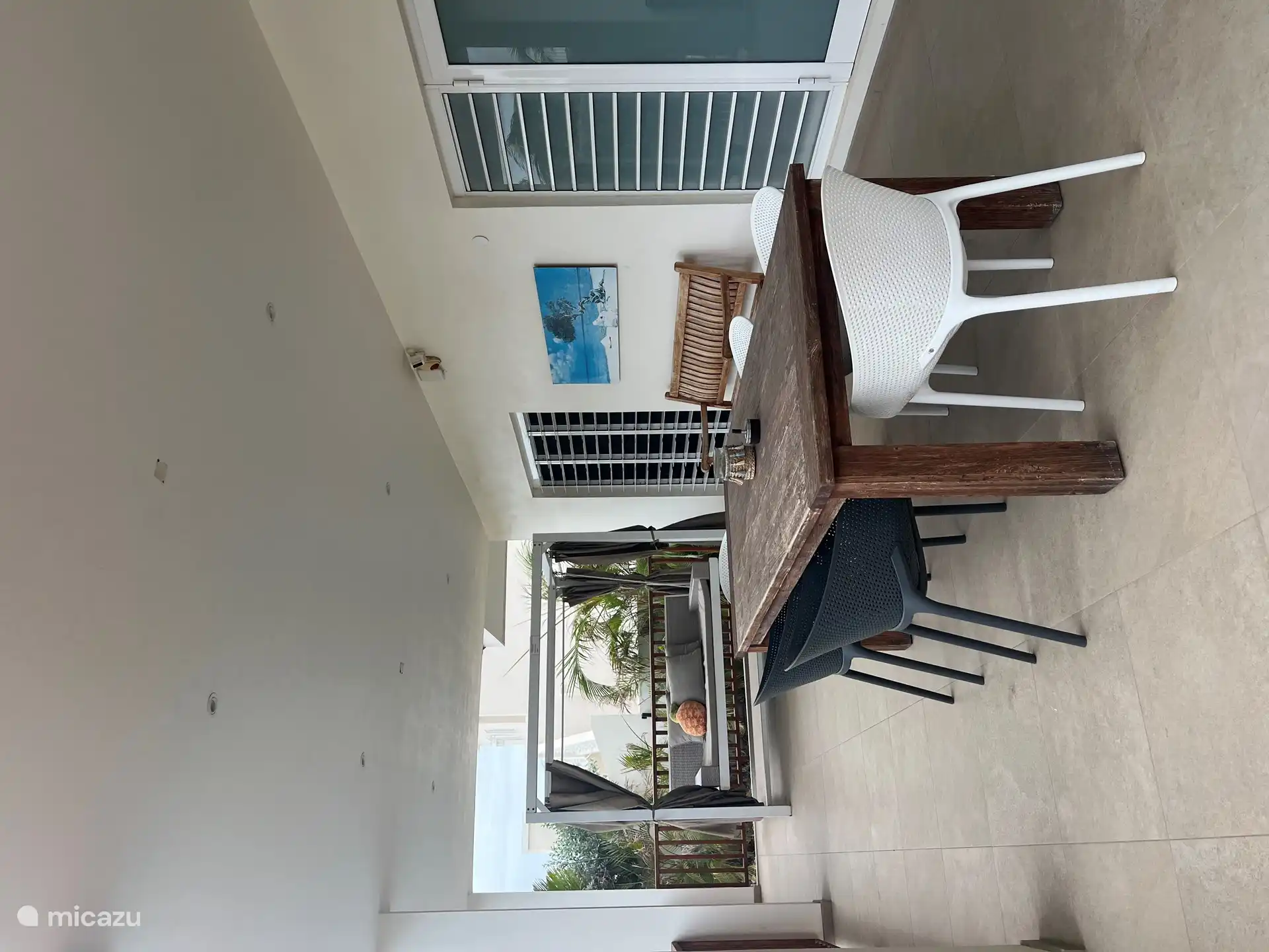 Große Veranda auf der Rückseite mit Lounge-Bett