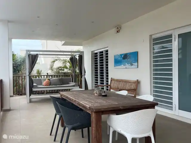 Villa Gigimomo huren in Curaçao, Banda Ariba (oost), Vista Royal - villa Grote veranda achterzijde met loungebed