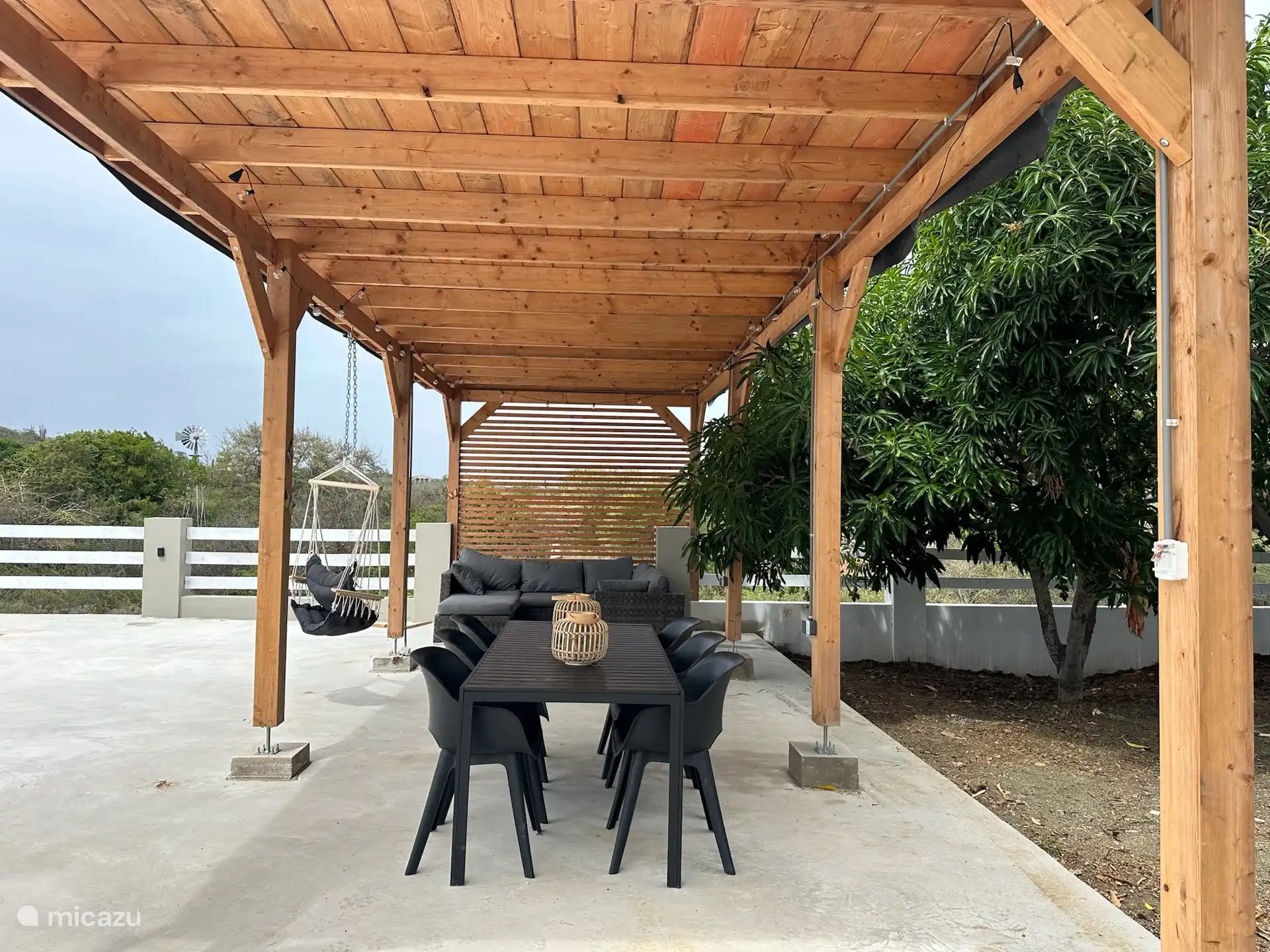 Baldachin mit Esstisch und Lounge-Sofa