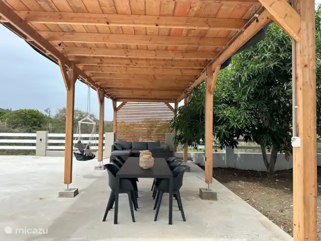 Location de vacances Bandabou | Curaçao, Banda Abou (ouest), Jan Donker - maison de vacances Auvent avec table à manger et canapé de salon