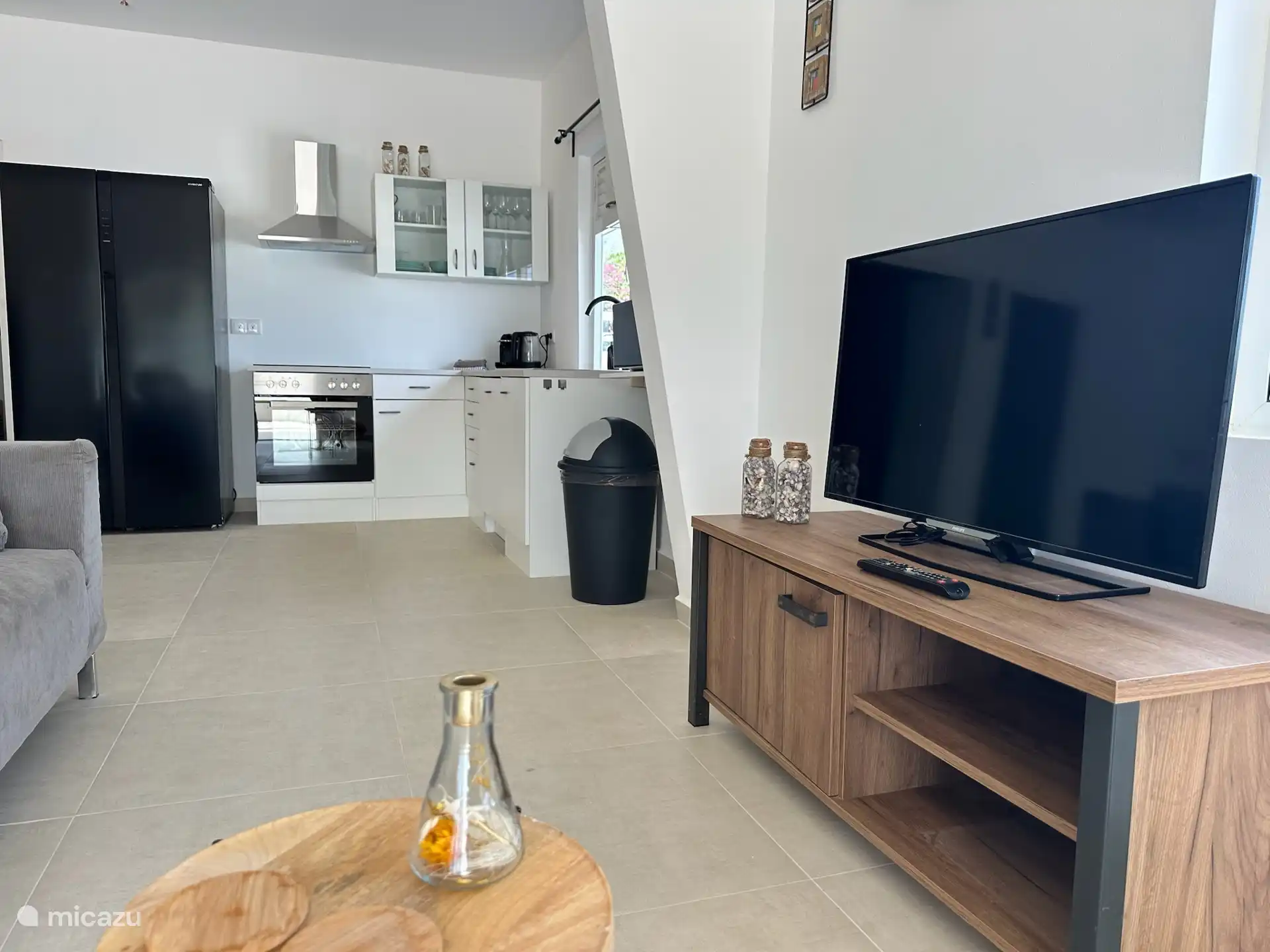 Wohnzimmer mit offener Küche