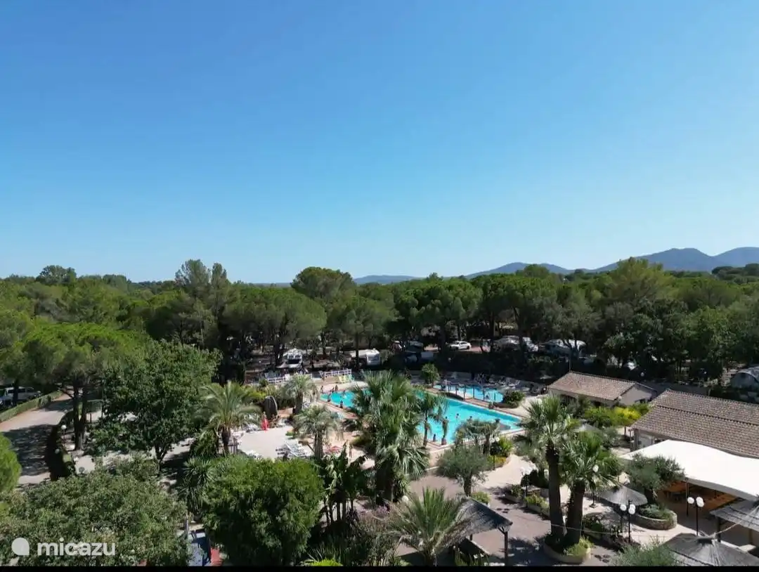 Vue aérienne de la piscine du camping
