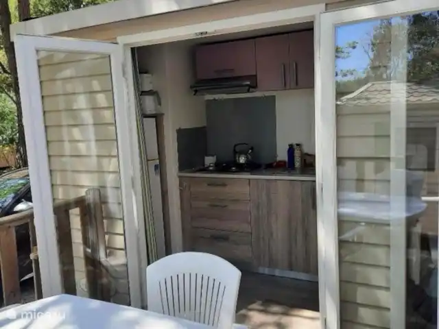 Chalet Coco huren in Frankrijk, Côte d´Azur, Roquebrune-sur-Argens - chalet Terras en keuken