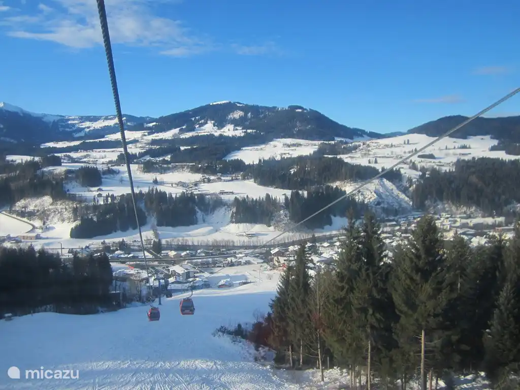 Vom Berg aus ist das die Aussicht. Die Gondel ist 300 m von der Wohnung entfernt.