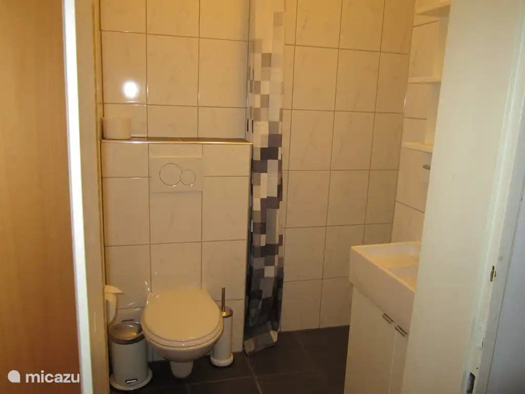 Das neu renovierte Badezimmer neben dem grüne Schlafzimmer