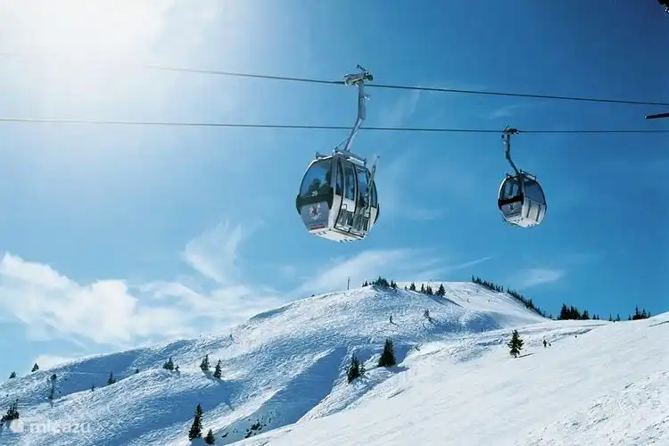 Die Vierergondel bringt Sie auf den Gipfel des Berges in Niederau.
