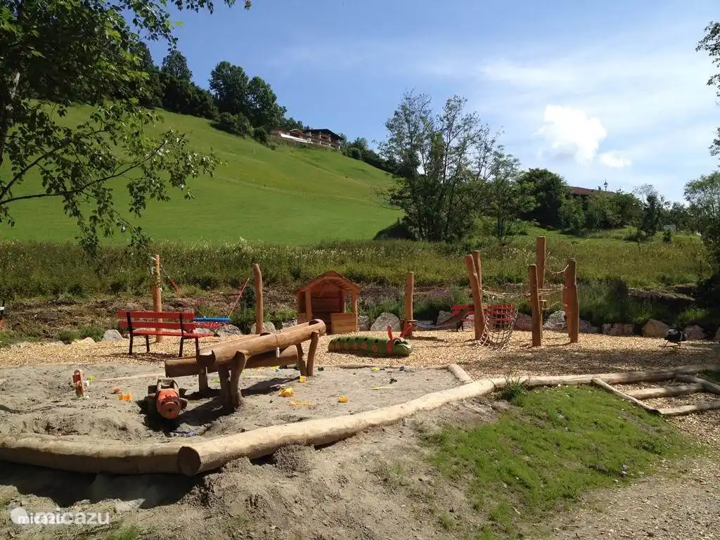 In Niederau und den anderen Dörfern finden Sie mehrere solcher Spielplätze. Dieses Spielfeld befindet sich entlang des Wanderwegs, in der Nähe der Wohnung.
