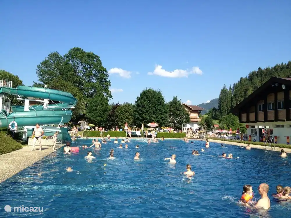 Schönes Schwimmbad (2 Pools) mit Rutsche und sonniger Liegewiese sowie Basketball- und Beachvolleyballplatz.