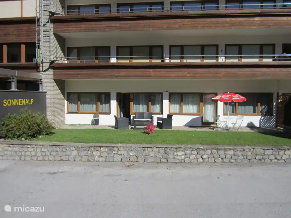 Unsere Wohnung befindet sich im Erdgeschoss. Vom Wohnzimmer aus erreichen Sie die Terrasse und schönem Garten mit Blick auf die Paragleiter.