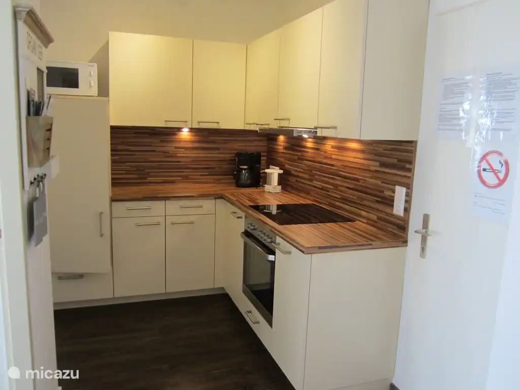 Die "heißen" Teil der Küche, natürlich, eine Kaffeemaschine und ein Wasserkocher. Ebenfalls anwesend einem Ofen eine separate Mikrowelle und Kühlschrank mit Gefrierfach.