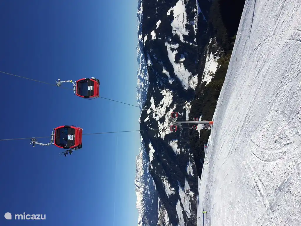 La góndola de 8 plazas se eleva de Auffach a Schatzberg.