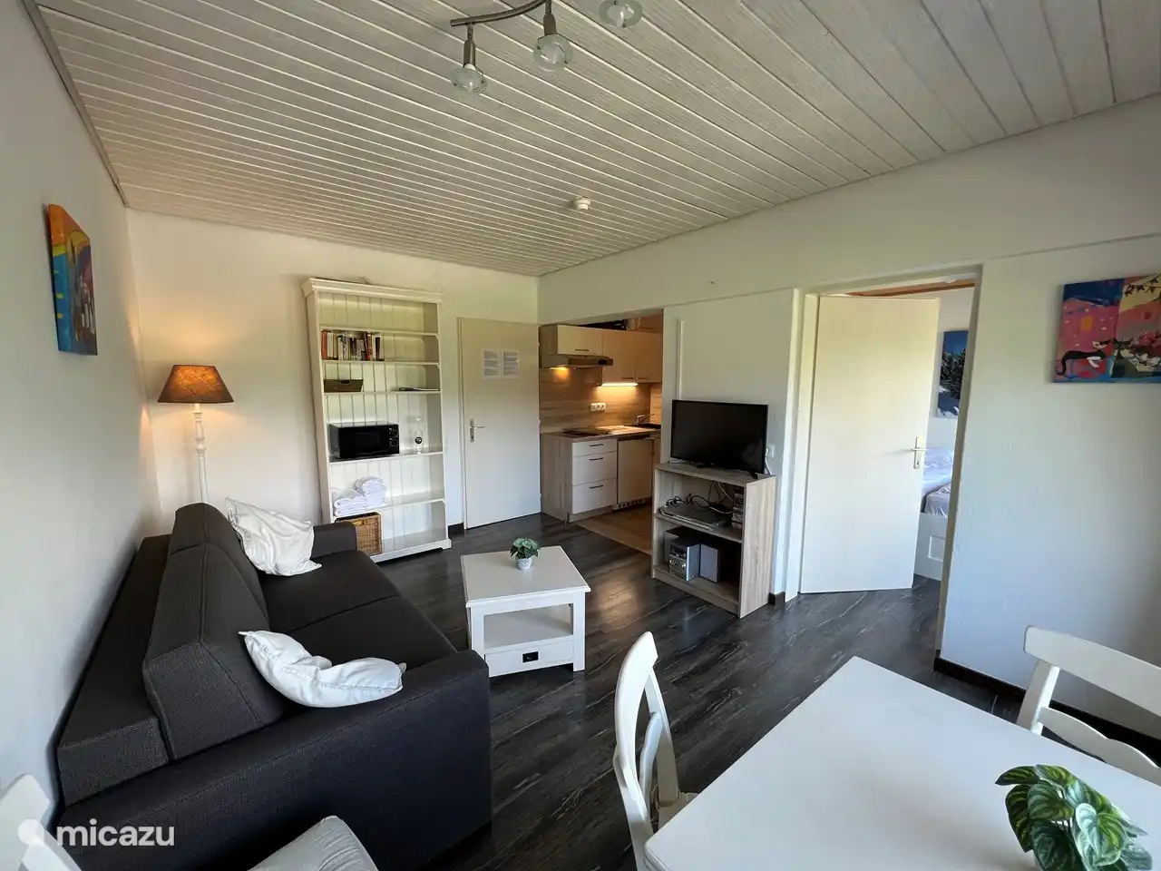 Sala de estar con cómodo sofá para 2 personas (dormir)