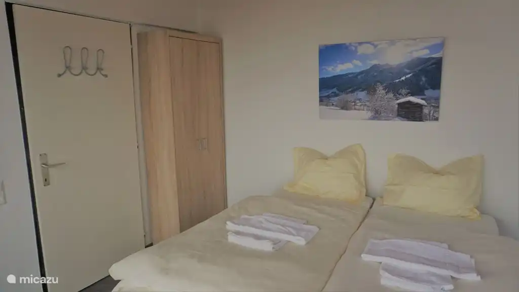 Dormitorio con cama doble (160 x 200 cm), amplios cajones de almacenaje y armario