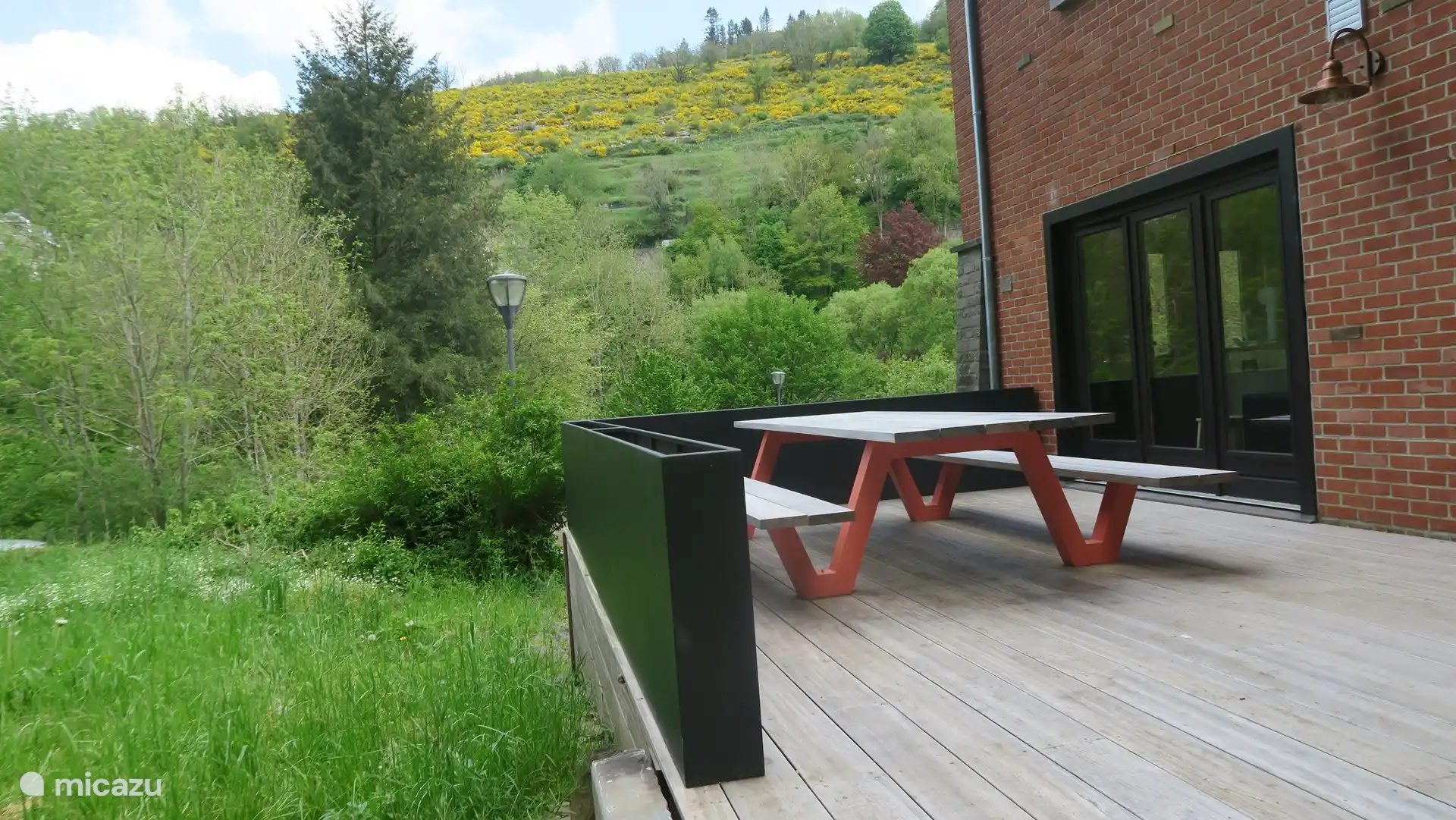 het terras aan de rechterkant van de woning