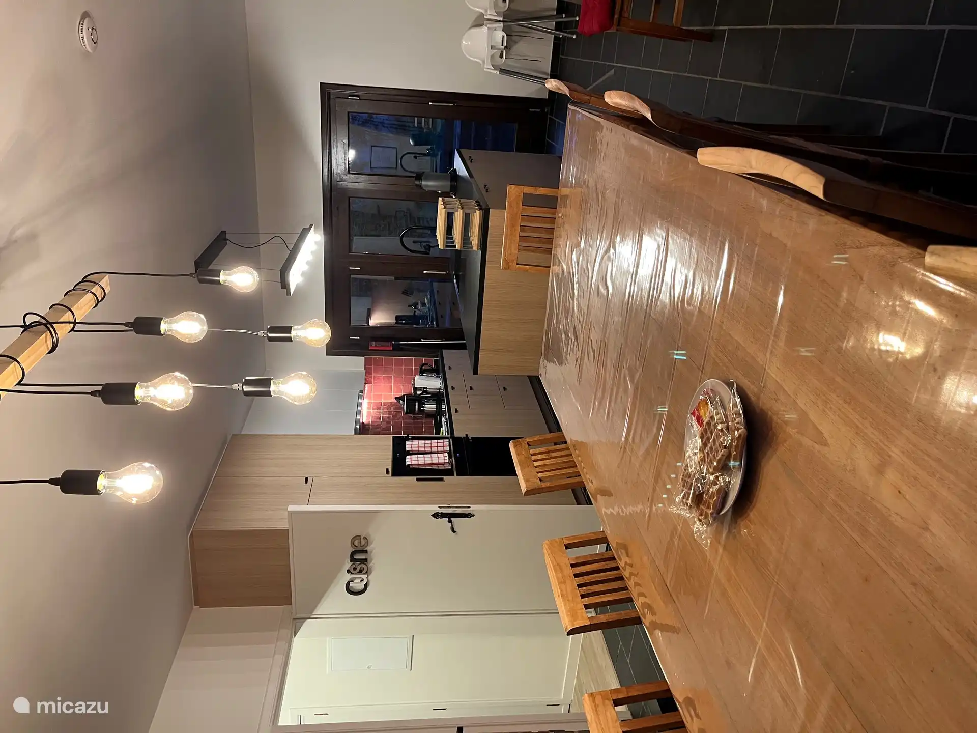 de keuken en eetkamer met houtkachel
