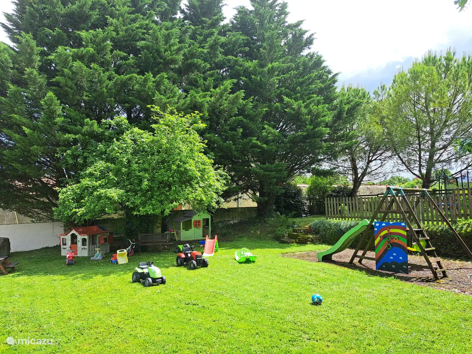 Eingezäunter Spielgarten