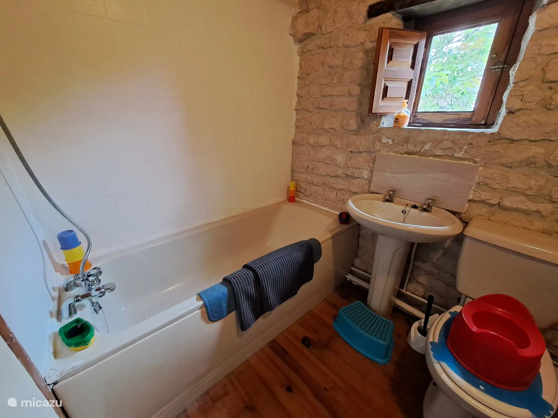 Badezimmer mit Dusche über der Badewanne