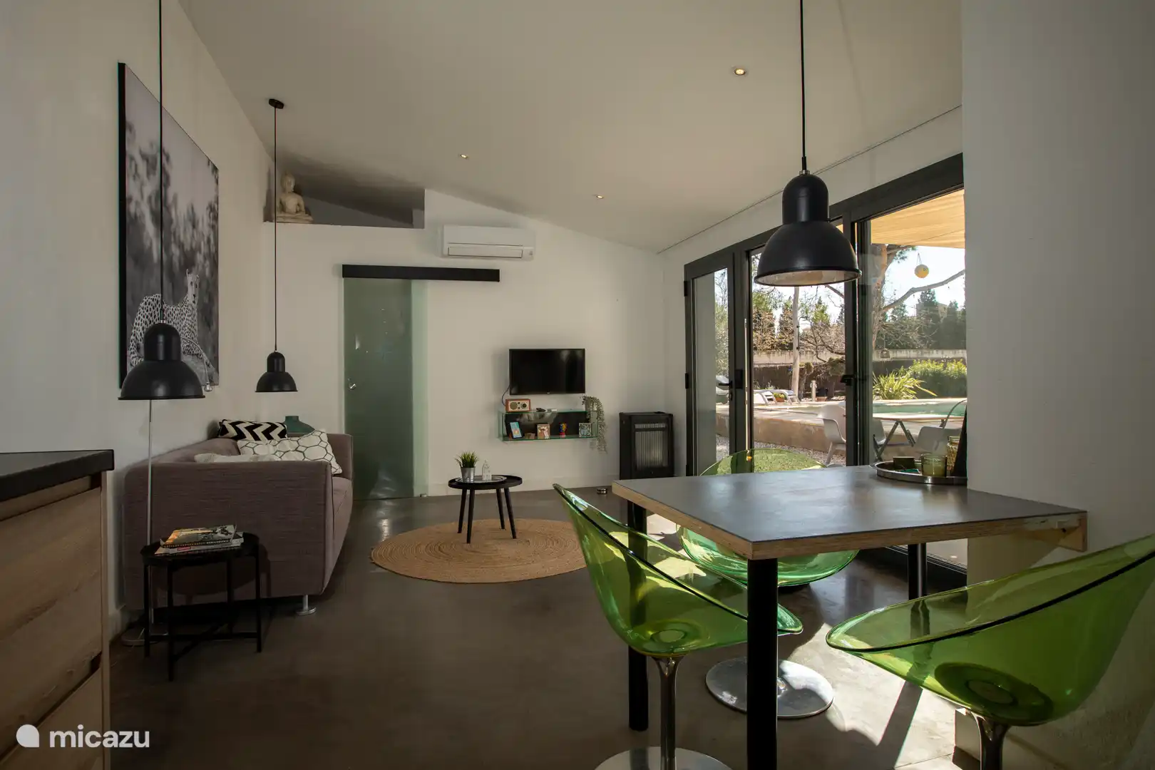 Direct access to the garden and swimming pool