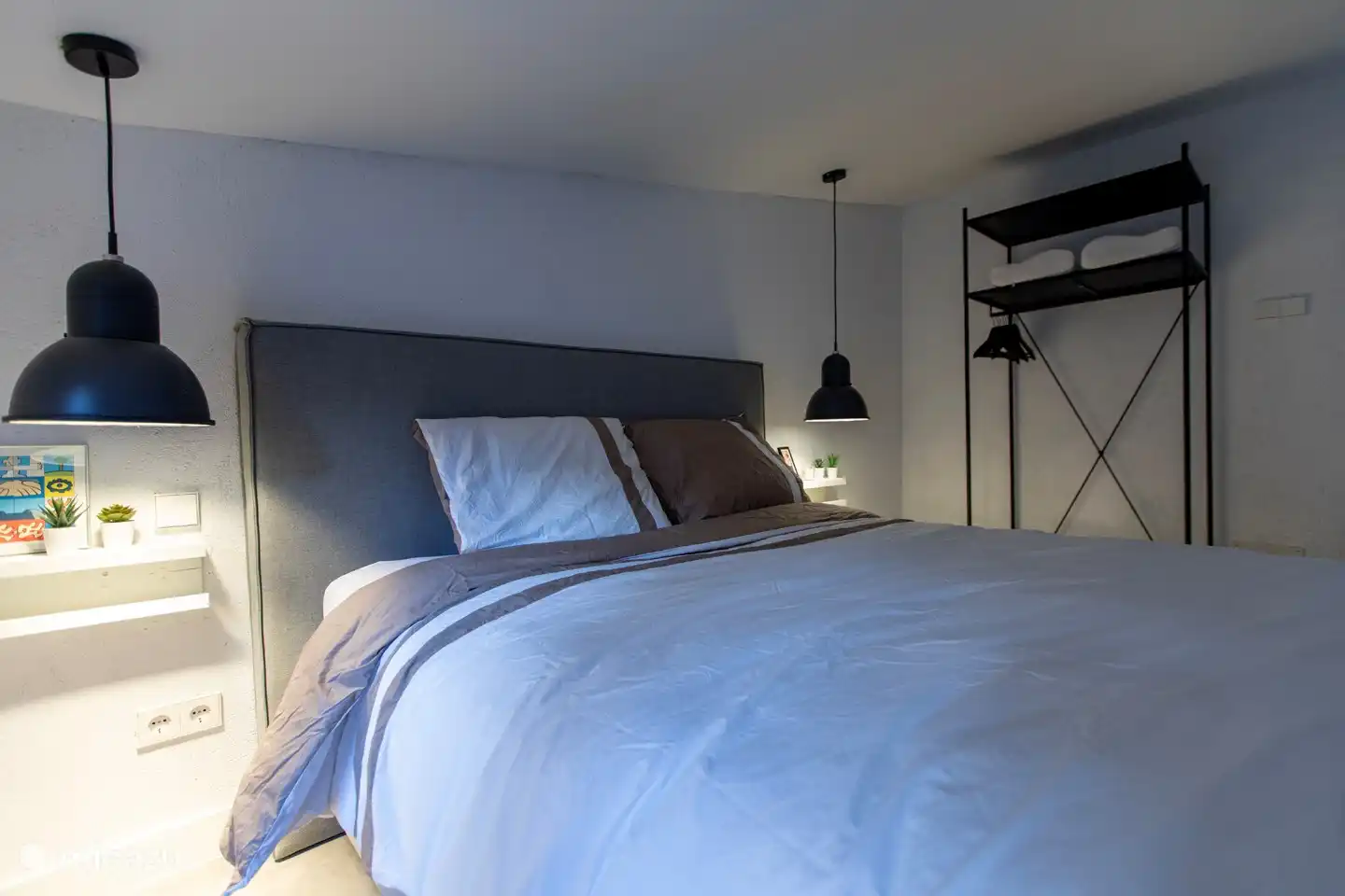 Cama tamaño queen, con un precioso edredón nórdico de 4 estaciones