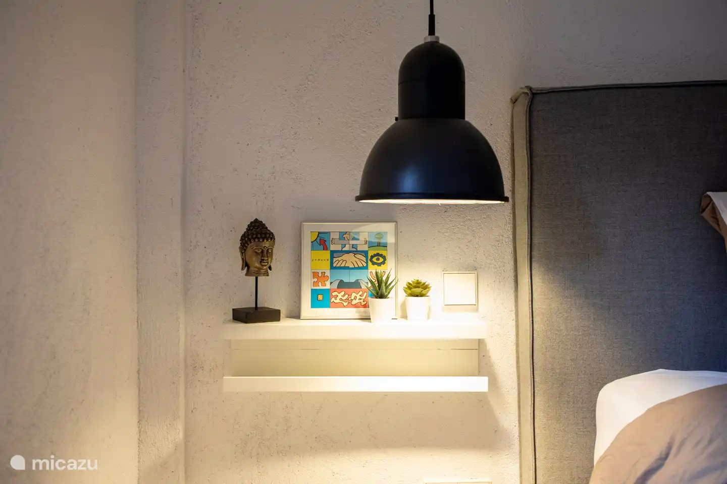 Mesita de noche, donde podrás guardar fácilmente todo tipo de objetos pequeños