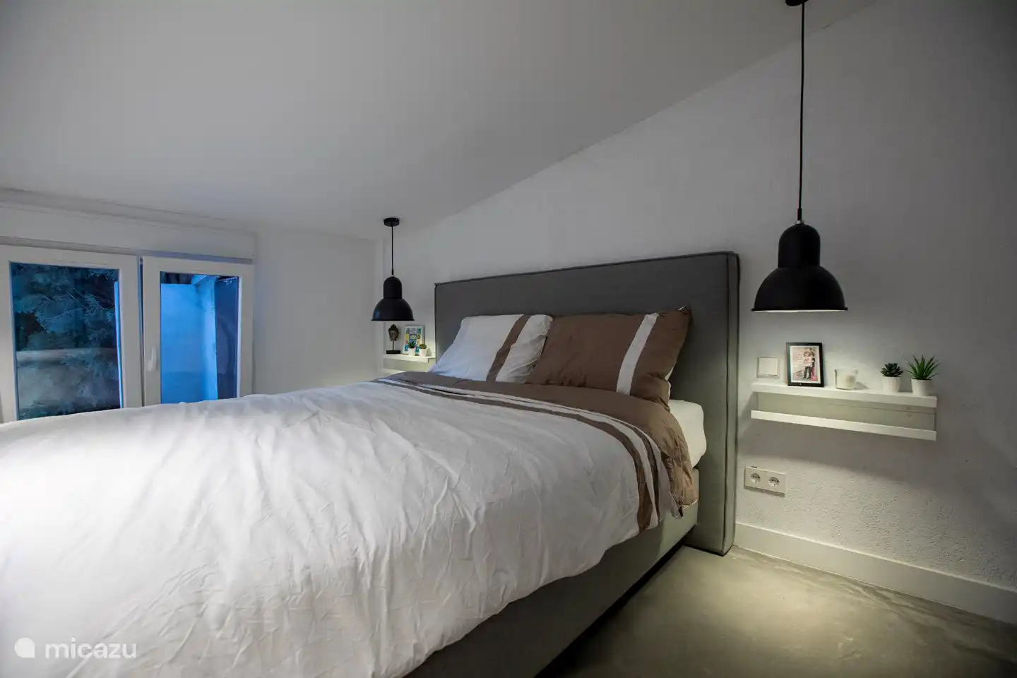 Cama Queen size, con vista al patio trasero