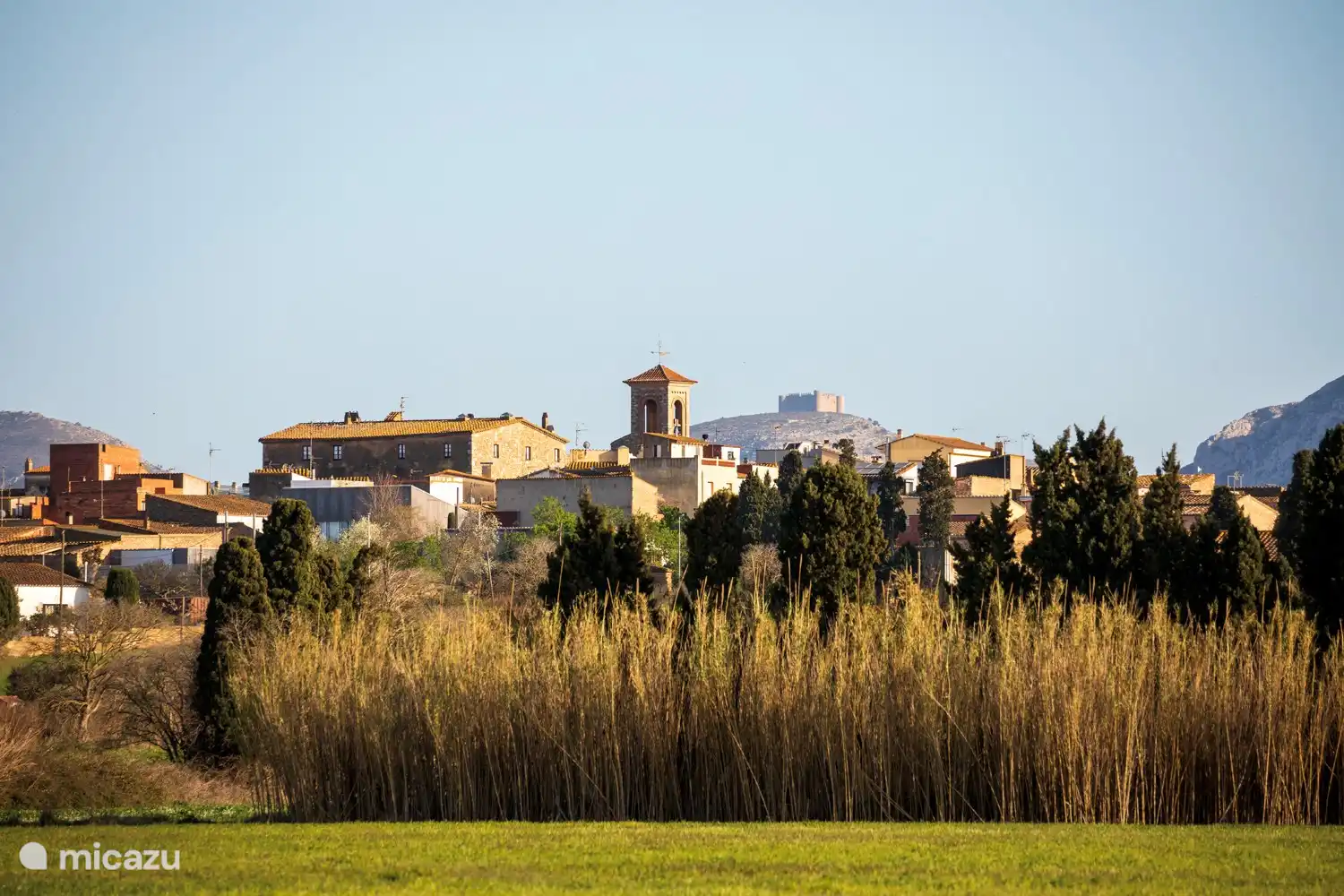 El pueblo de Albons, donde se puede conseguir el pan por la mañana (hay 2 pequeños supermercados disponibles en el pueblo)