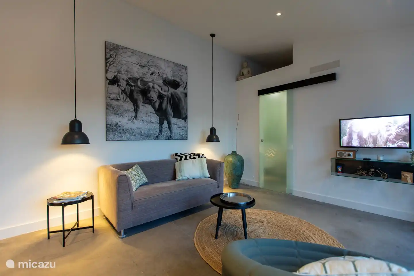 Sala de estar con TV e Internet
