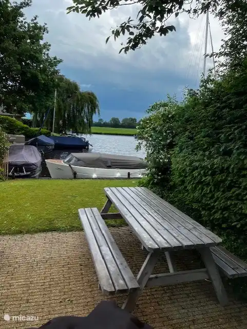 Picknicktisch, der sich leicht in die Sonne oder in den Schatten stellen lässt