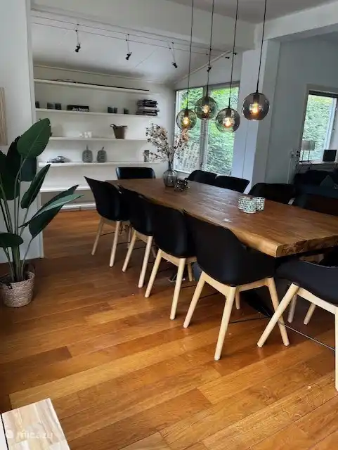 Geräumiger Tisch von 2,5 Metern mit 10 Stühlen.