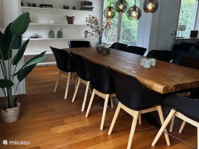 casa de vacaciones Lytse Mar en Países Bajos, Frise, Idskenhuizen - casa vacacional Amplia mesa de 2,5 metros con 10 sillas.