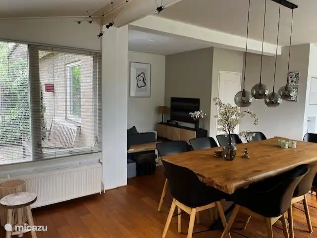 Geräumiger Tisch von 2,5 Metern mit 10 Stühlen.