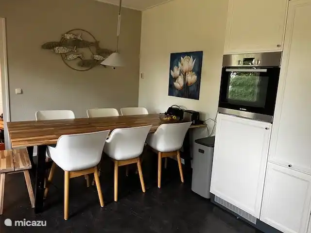 casa de vacaciones Lytse Mar en Países Bajos, Frise, Idskenhuizen - casa vacacional Cocina con mesa de comedor con 6 sillas y banco con 2 plazas