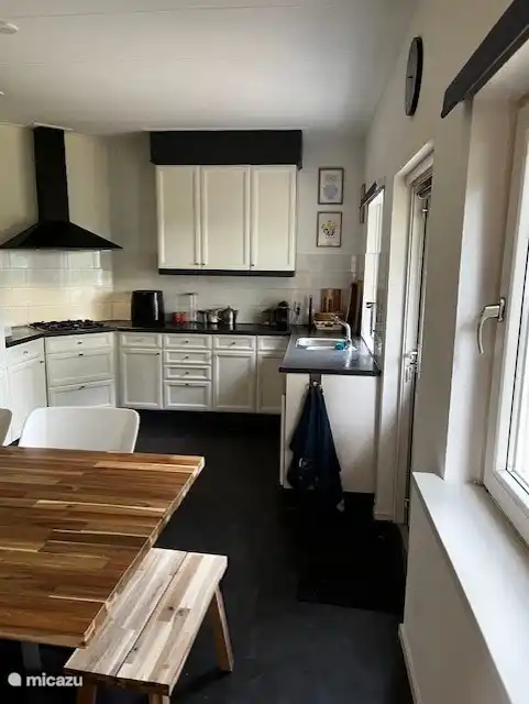 Gut ausgestattete Küche