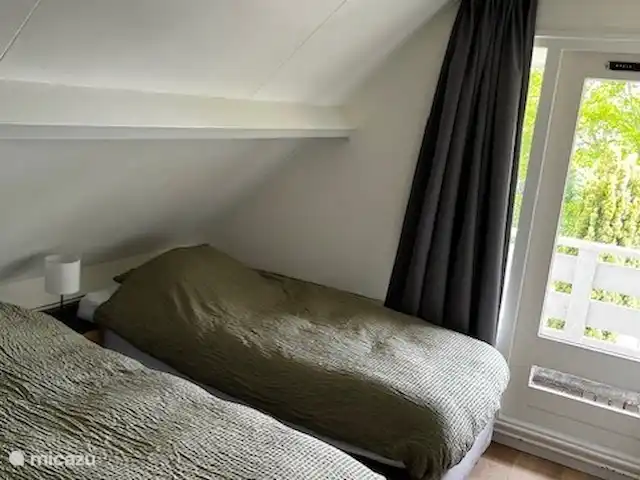 casa de vacaciones Lytse Mar en Países Bajos, Frise, Idskenhuizen - casa vacacional 1er dormitorio en el lado del agua con dos camas individuales que también se pueden juntar. lavabo disponible