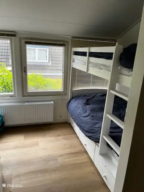 Kleines Zimmer mit Etagenbetten.