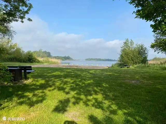 Liegewiese und Strand weniger als hundert Meter entfernt
