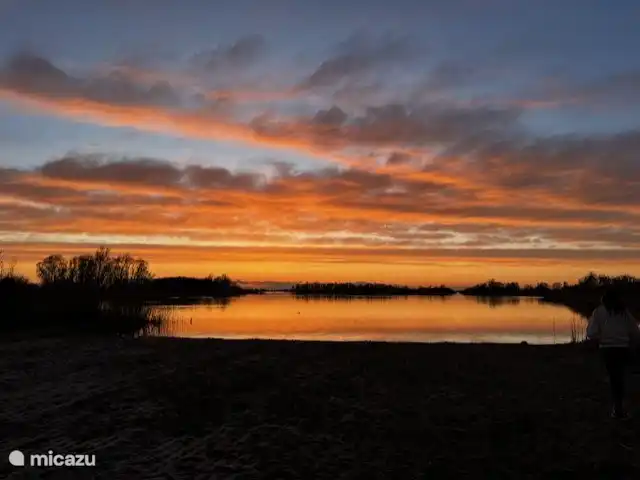 casa de vacaciones Lytse Mar en Países Bajos, Frise, Idskenhuizen - casa vacacional El lago al atardecer