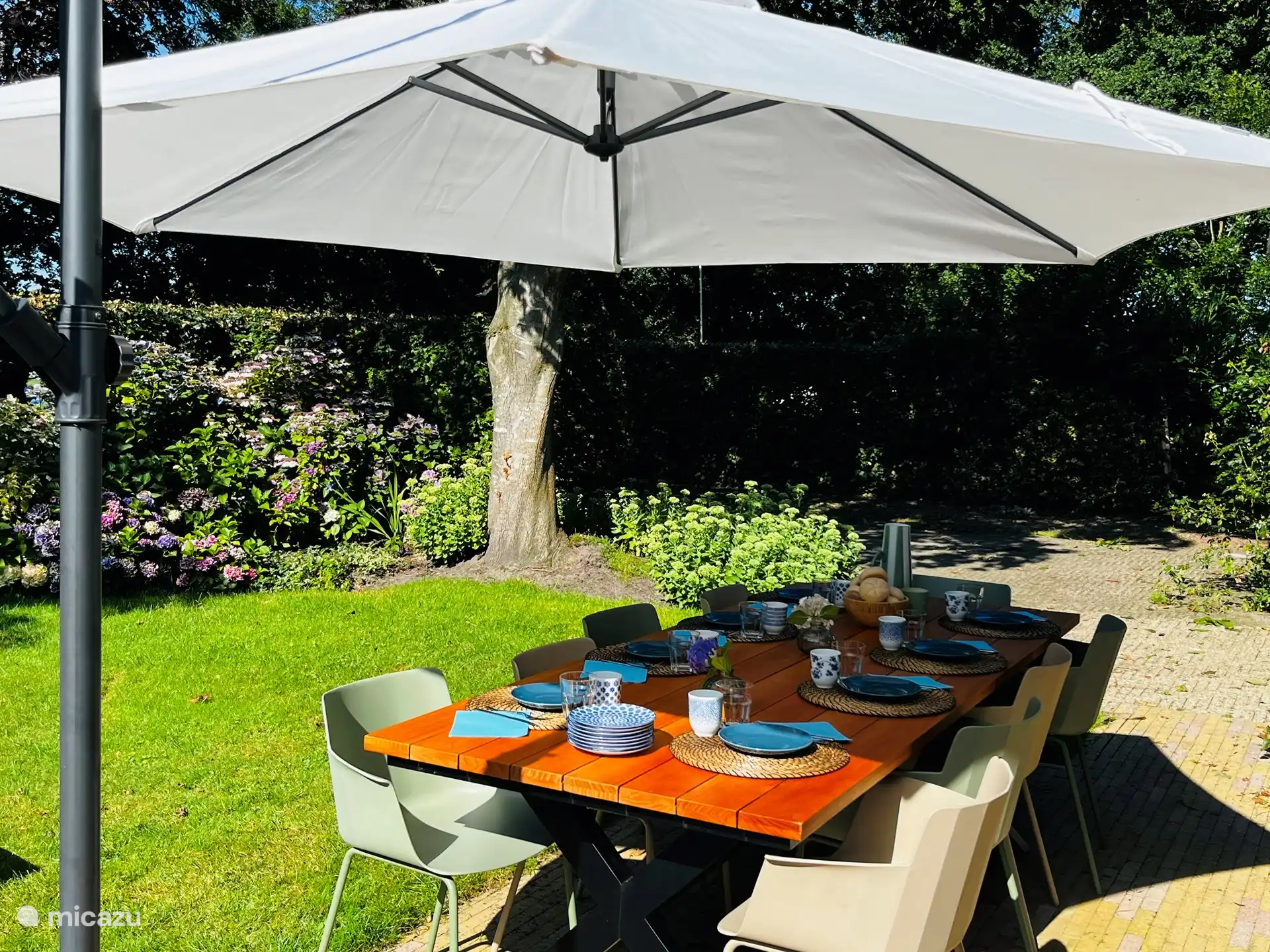 Der Esstisch an der Vorderseite des Hauses