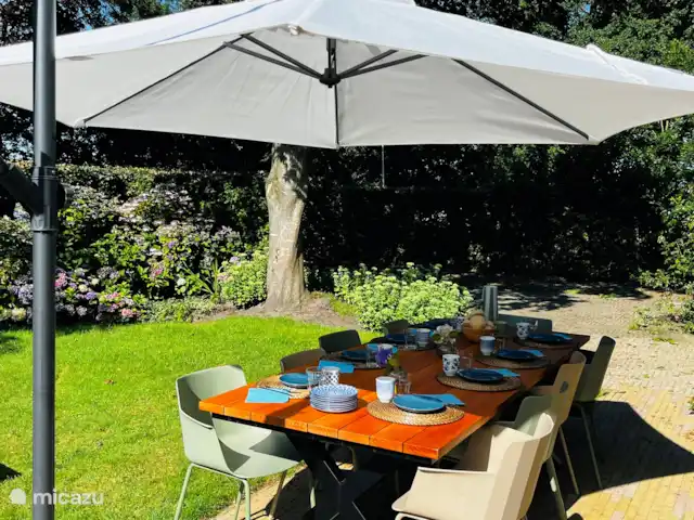 casa de vacaciones Lytse Mar en Países Bajos, Frise, Idskenhuizen - casa vacacional La mesa de comedor en la parte delantera de la casa