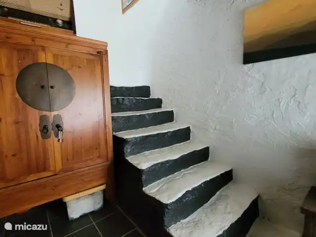 Location de Vacances Italie, Piémont, Niella Belbo, maison de vacances - Casa Rocco  Hall avec escalier menant au sommet