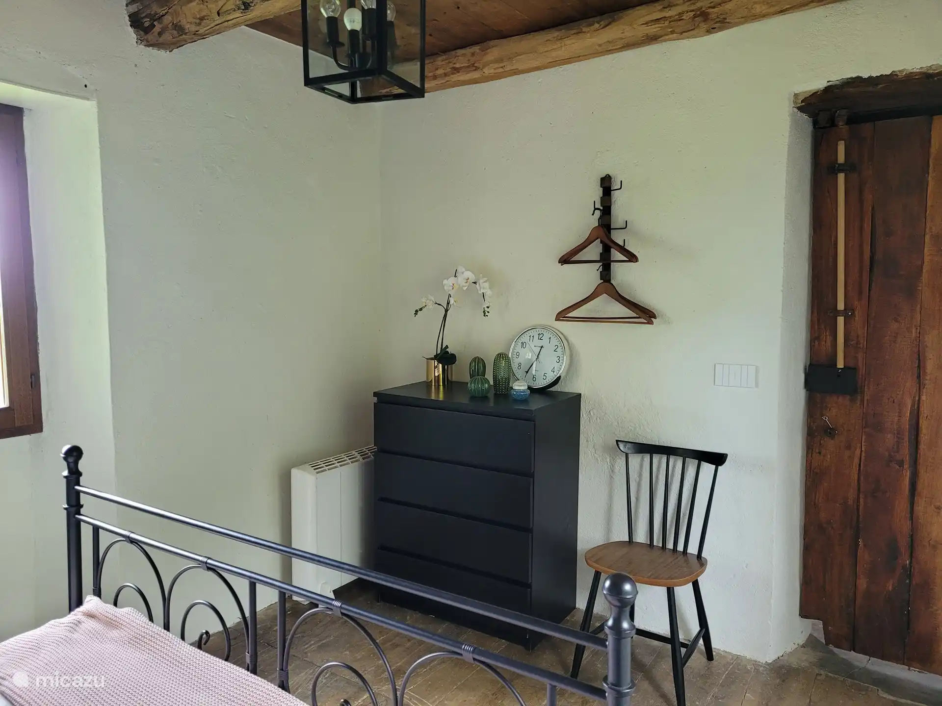 Schubladenschrank und Garderobe für Kleidung