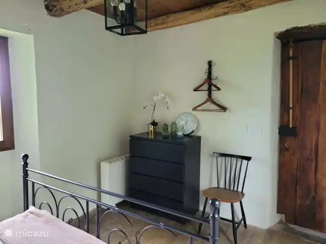 Location de Vacances Italie, Piémont, Niella Belbo, maison de vacances - Casa Rocco  Armoire à tiroirs et porte-manteau pour vêtements