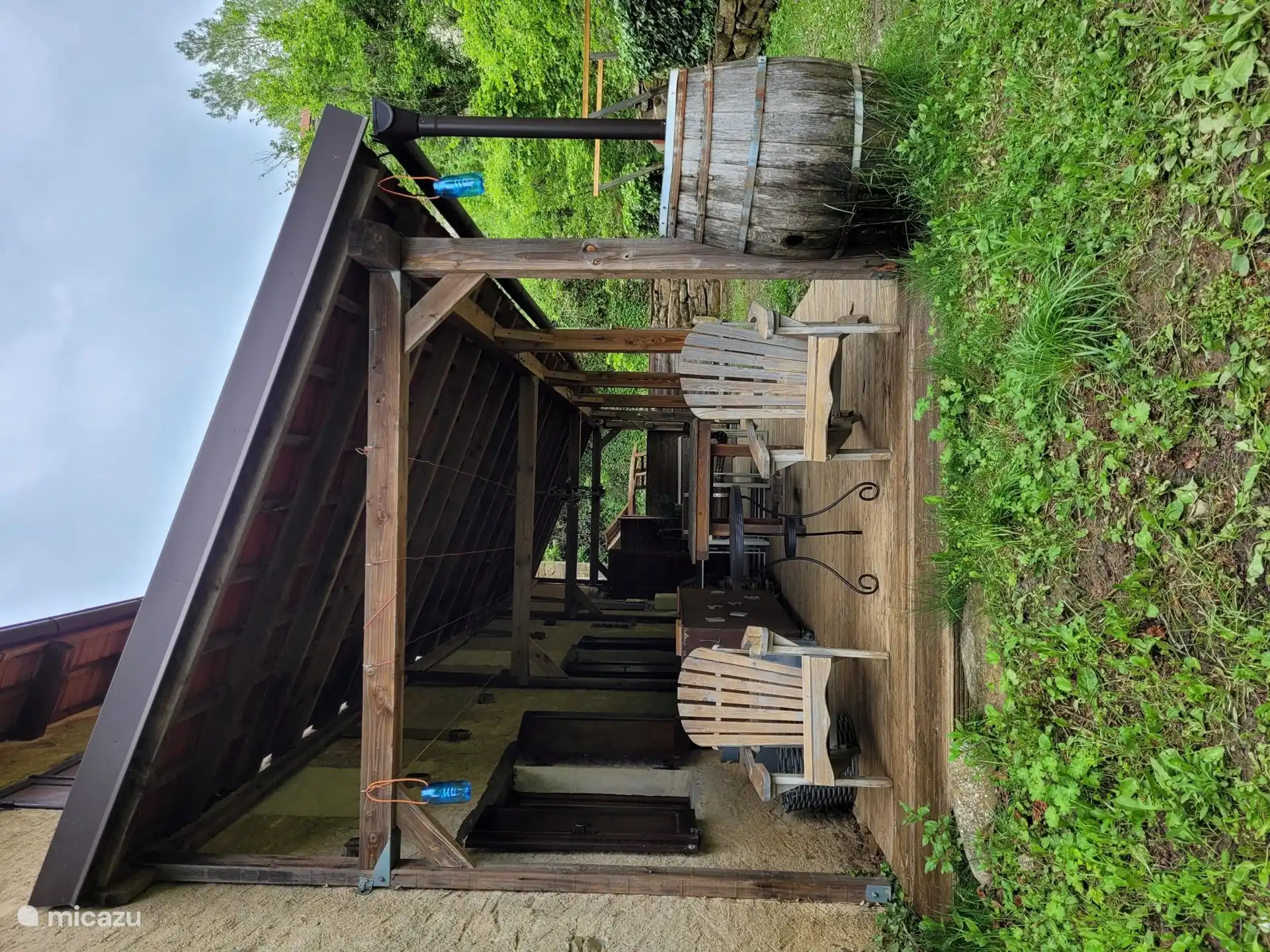 Überdachte Terrasse neben dem Haus