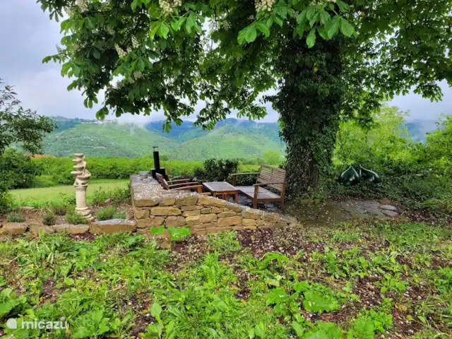 Location de Vacances Italie, Piémont, Niella Belbo, maison de vacances - Casa Rocco  Assis sous le châtaignier avec une vue fantastique et un poêle à bois.