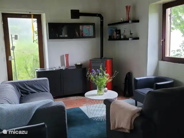Location de Vacances Italie, Piémont, Niella Belbo, maison de vacances - Casa Rocco  salon avec poêle à granulés