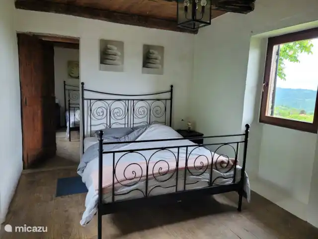 Location de Vacances Italie, Piémont, Niella Belbo, maison de vacances - Casa Rocco  Chambre du milieu avec connexion à la chambre arrière