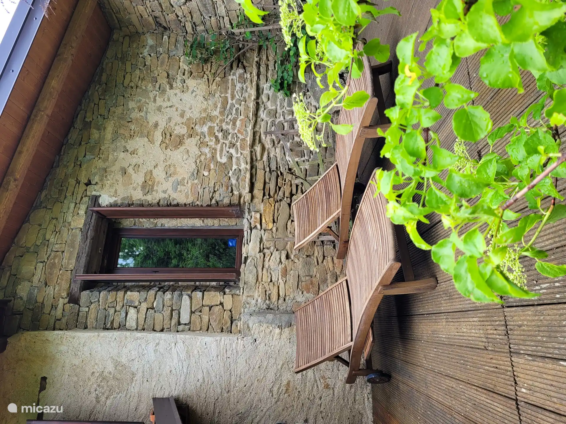 Erhöhter Sitzbereich mit Sonnenliegen