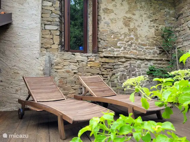 Location de Vacances Italie, Piémont, Niella Belbo, maison de vacances - Casa Rocco  Coin salon surélevé avec chaises longues