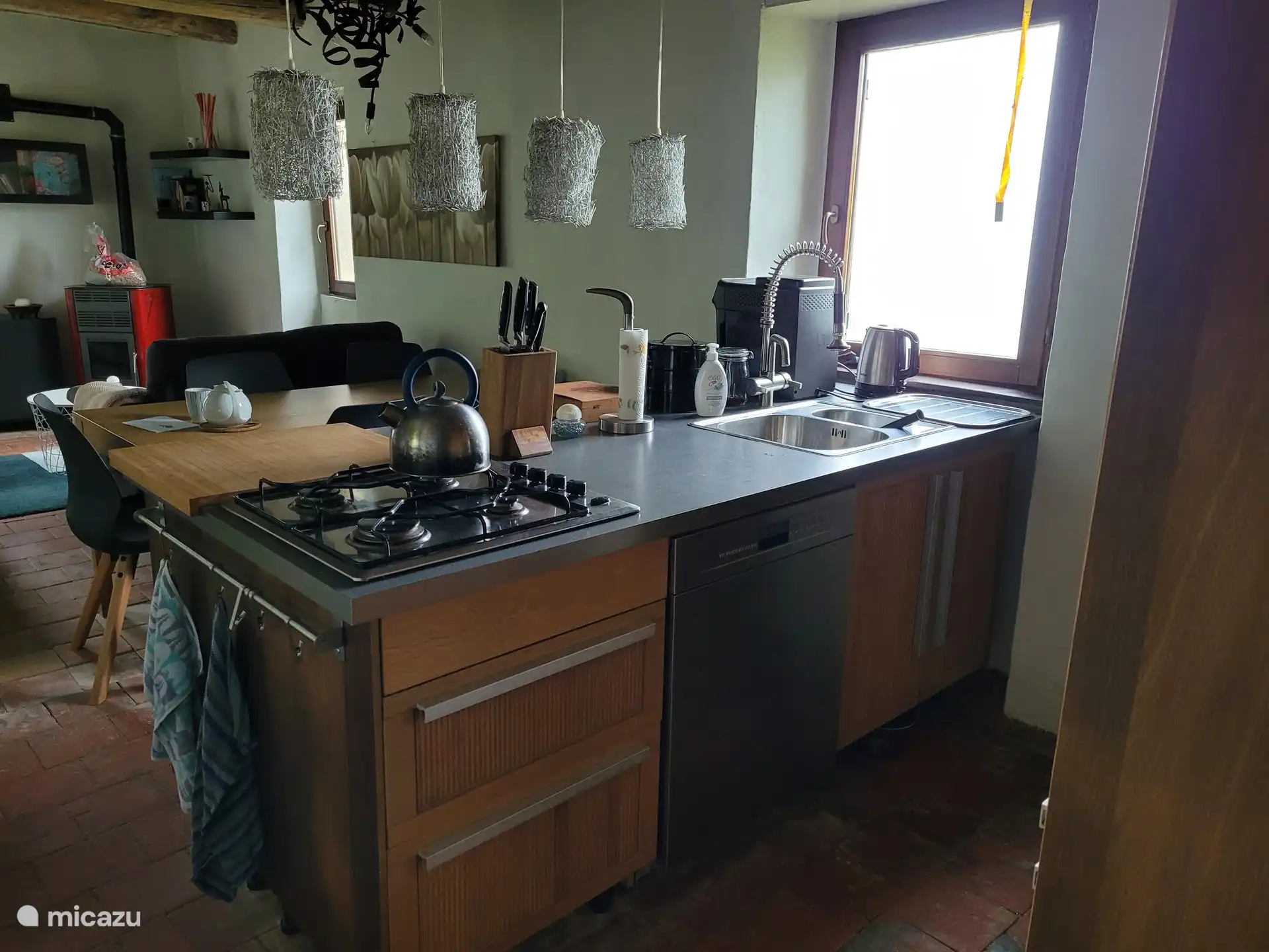 Die Küche mit Blick ins Wohnzimmer.